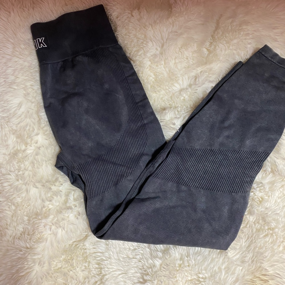 Pink workout leggings . brand new . Gray butt enhancer .